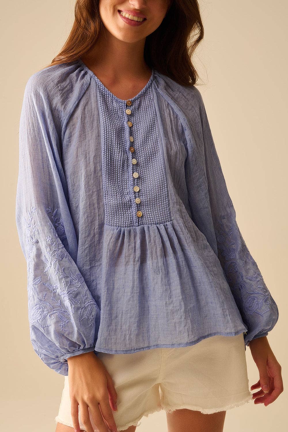 Blaue Chiffonbluse mit Stickerei an den Ärmeln