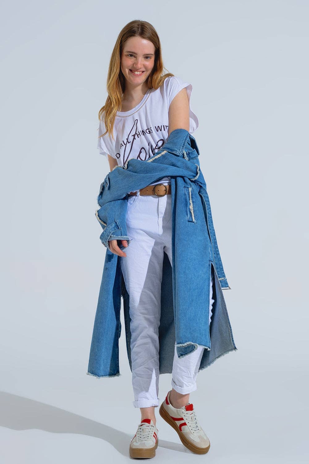 Weiße zerknitterte Röhrenjeans