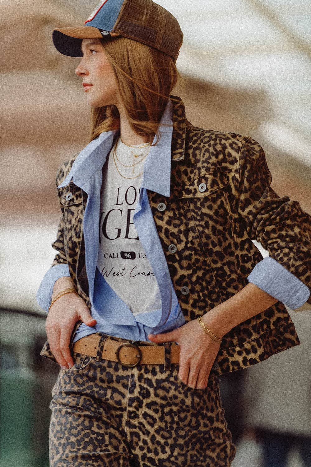 Braune Jacke mit Leopardenmuster aus Denimstoff