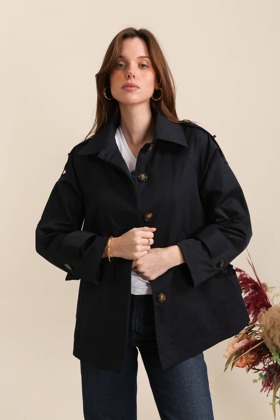 Kurzer Trenchcoat mit verdeckten Knöpfen