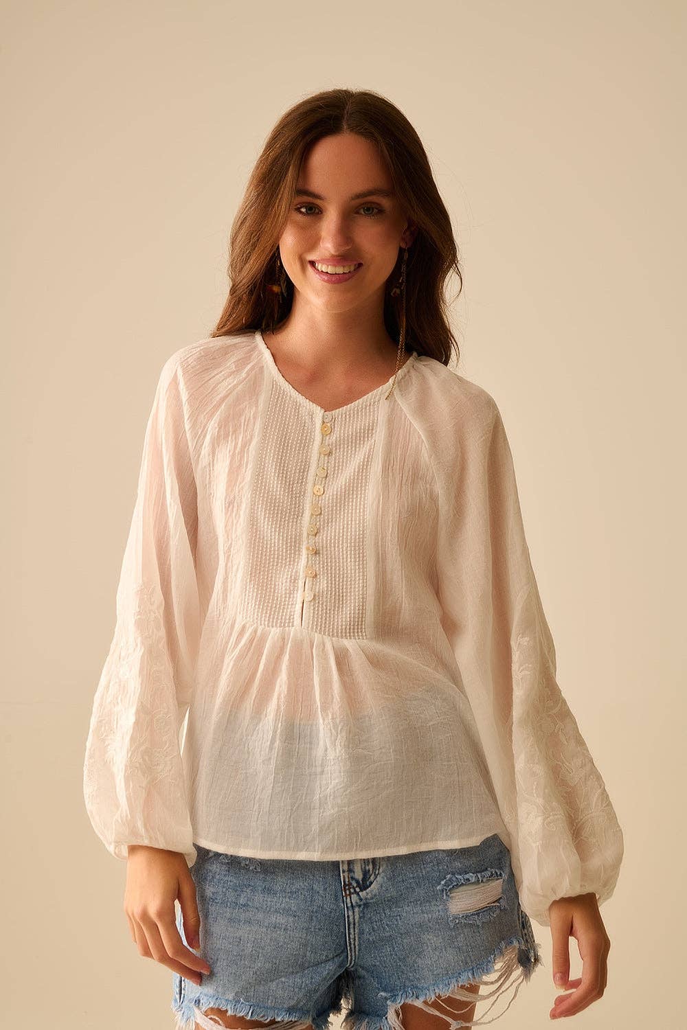 Weiße Chiffonbluse mit Stickerei an den Ärmeln