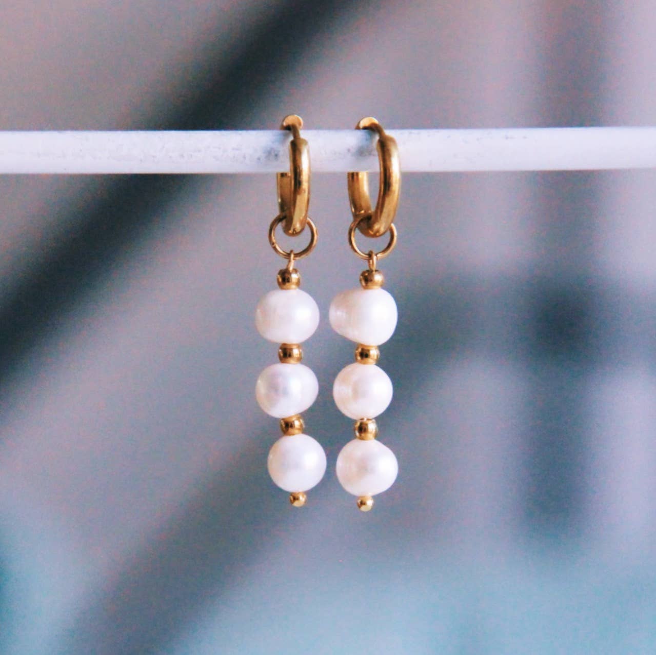 Stahlcreolen mit 3 Süßwasserperlen und Perlen.