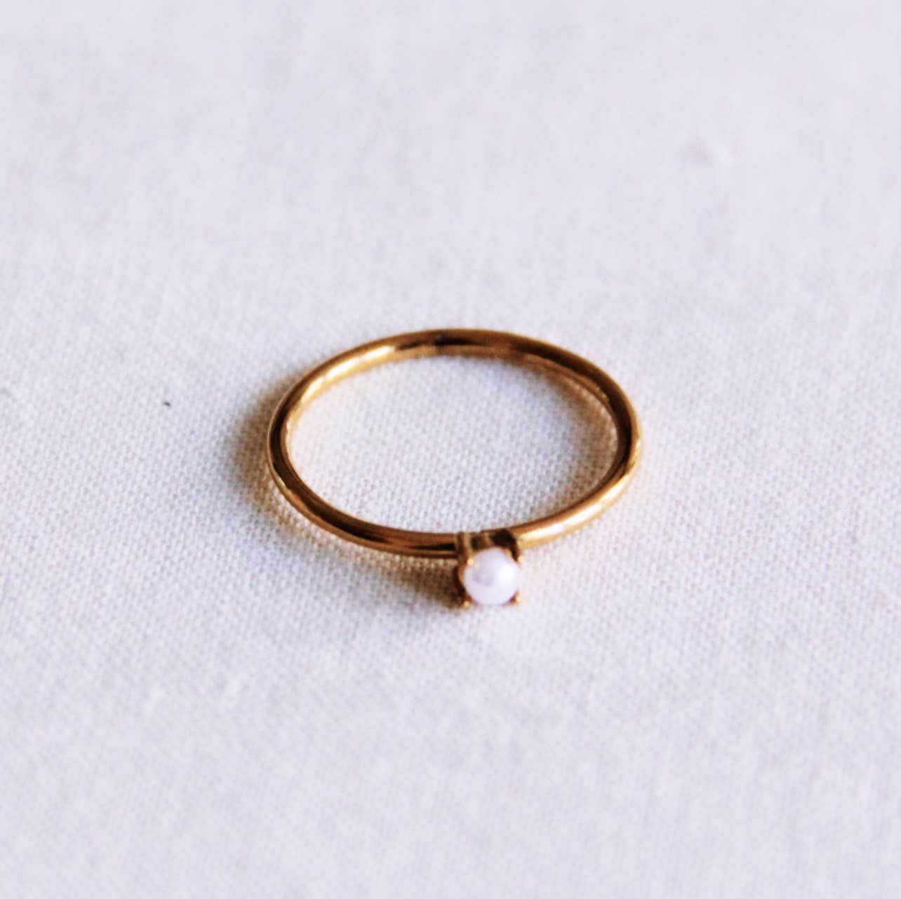 Minimalistischer Ring mit Mini-Perle - Gold