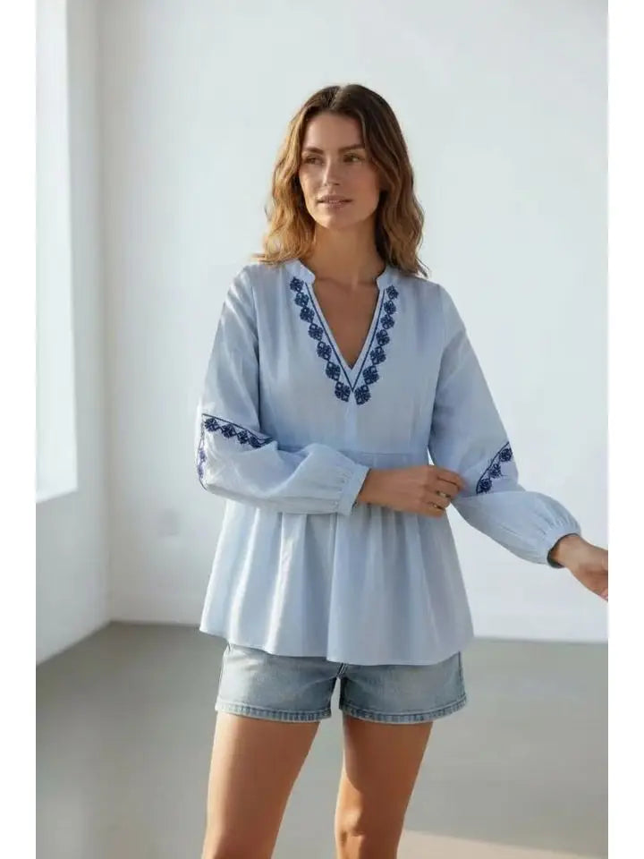 Bestickte Bluse mit tunesischem Kragen und langen Ärmeln