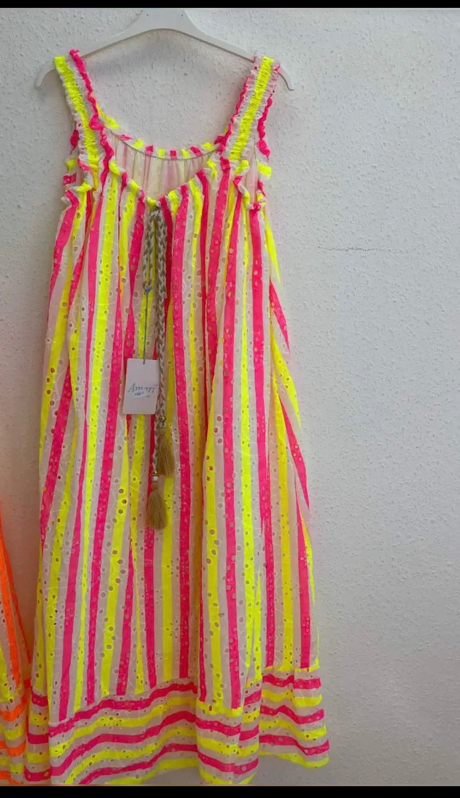 perfektes Sommerkleid in knalligen Farben