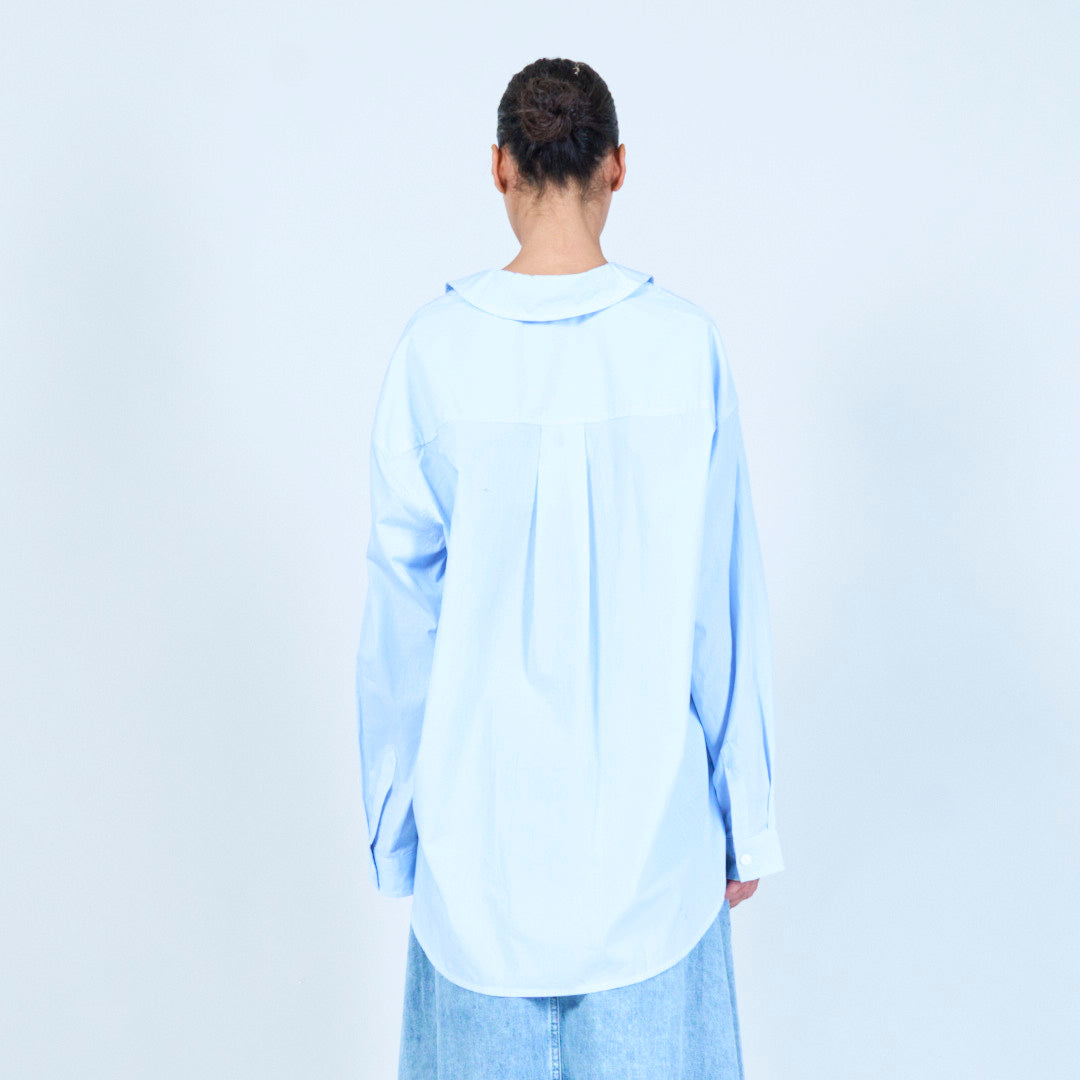 blaue Bluse / Hemd mit bestickten Details