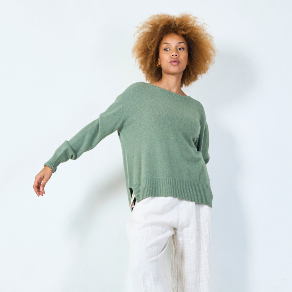 Klassischer Strickpullover mit Schlitzen und geripptem Bündchen