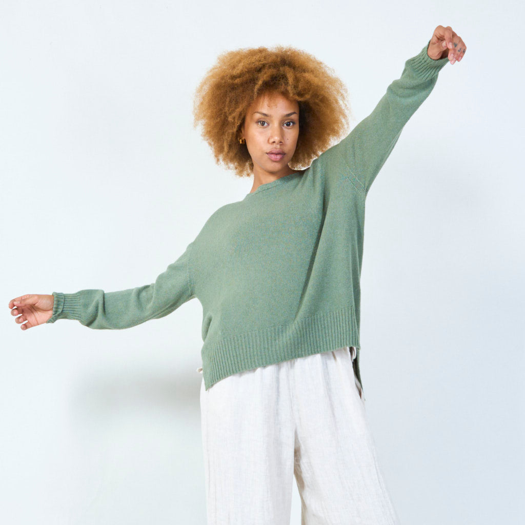 Klassischer Strickpullover mit Schlitzen und geripptem Bündchen
