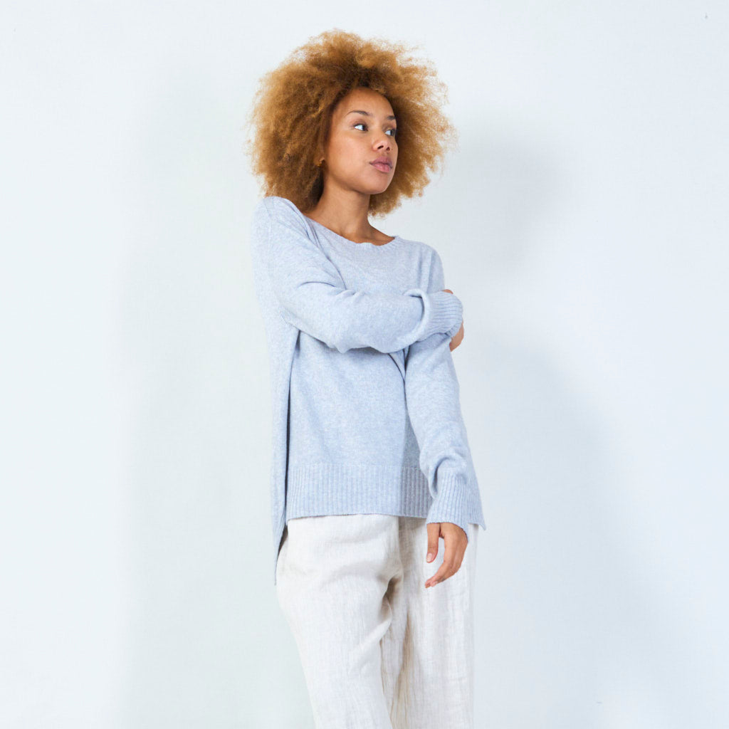 Klassischer Strickpullover mit Schlitzen und geripptem Bündchen