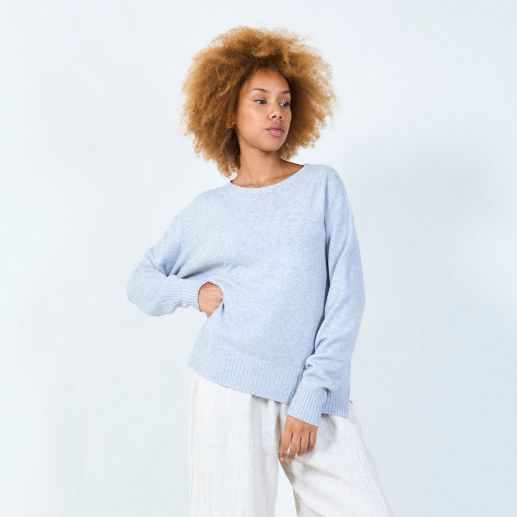 Klassischer Strickpullover mit Schlitzen und geripptem Bündchen