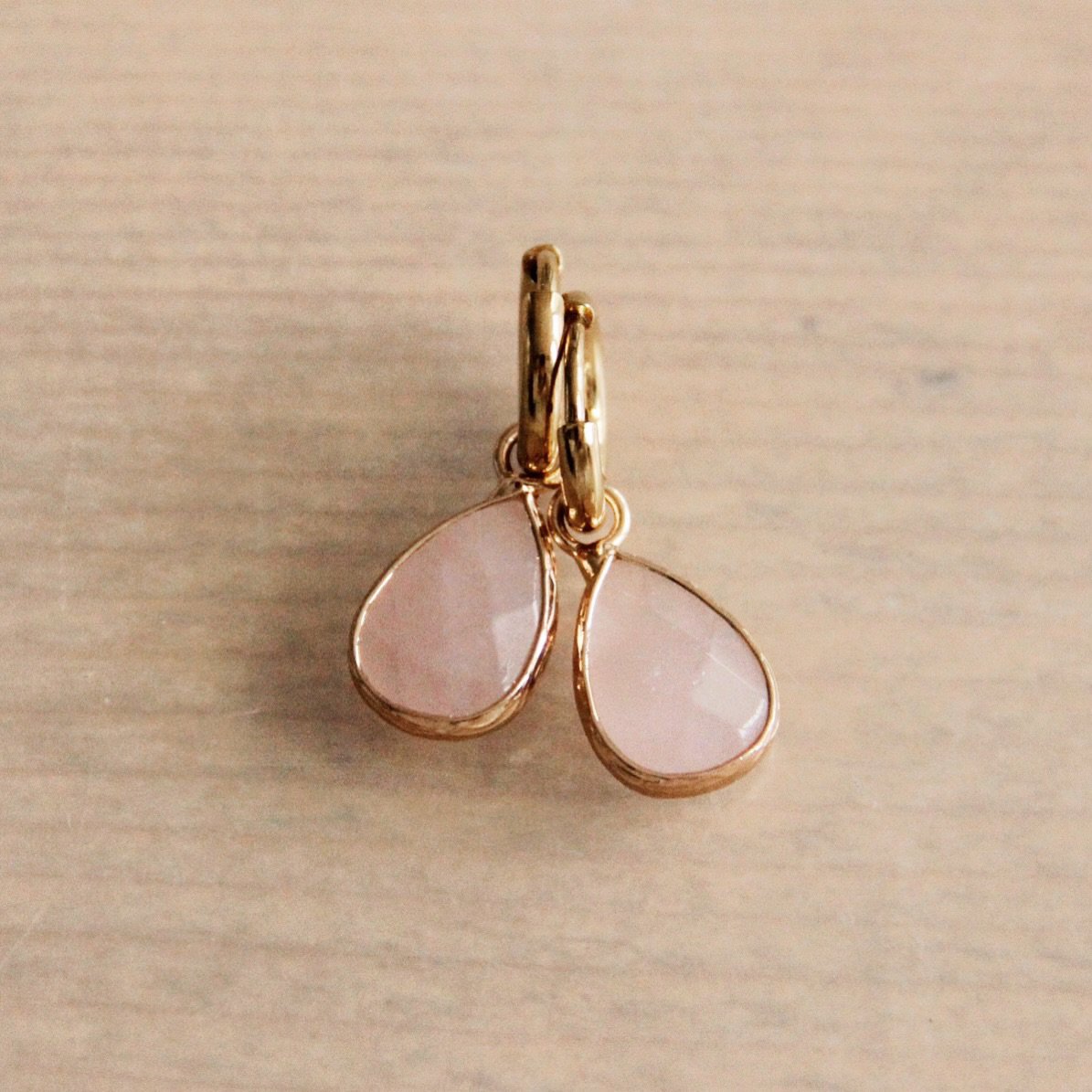 Creolen aus Edelstahl mit tropfenförmigem Naturstein - gold / pink