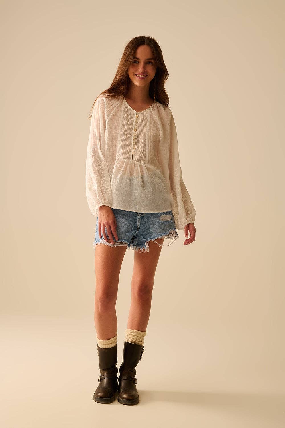 Weiße Chiffonbluse mit Stickerei an den Ärmeln