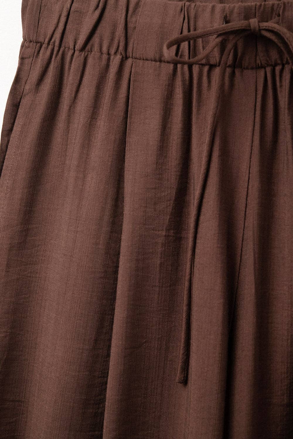 Braune Hose mit weitem Bein aus leichtem Viskosestoff