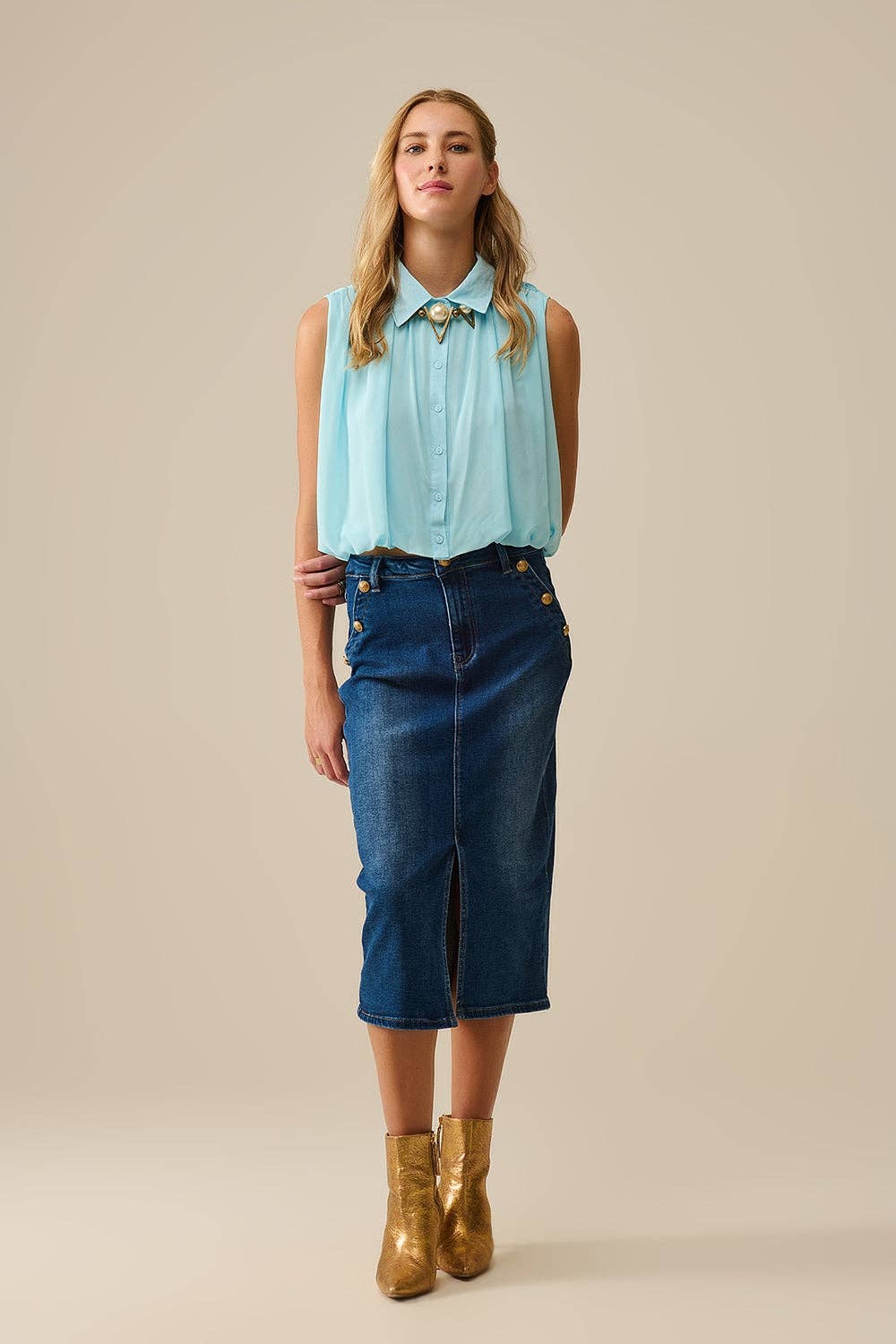 Stretch-Denim-Midirock mit goldenen Knopfdetails