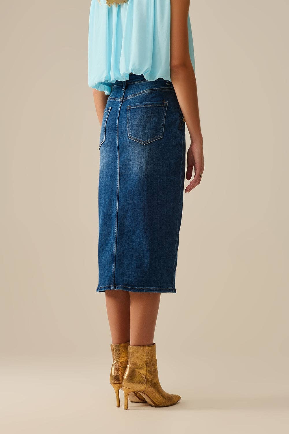Stretch-Denim-Midirock mit goldenen Knopfdetails