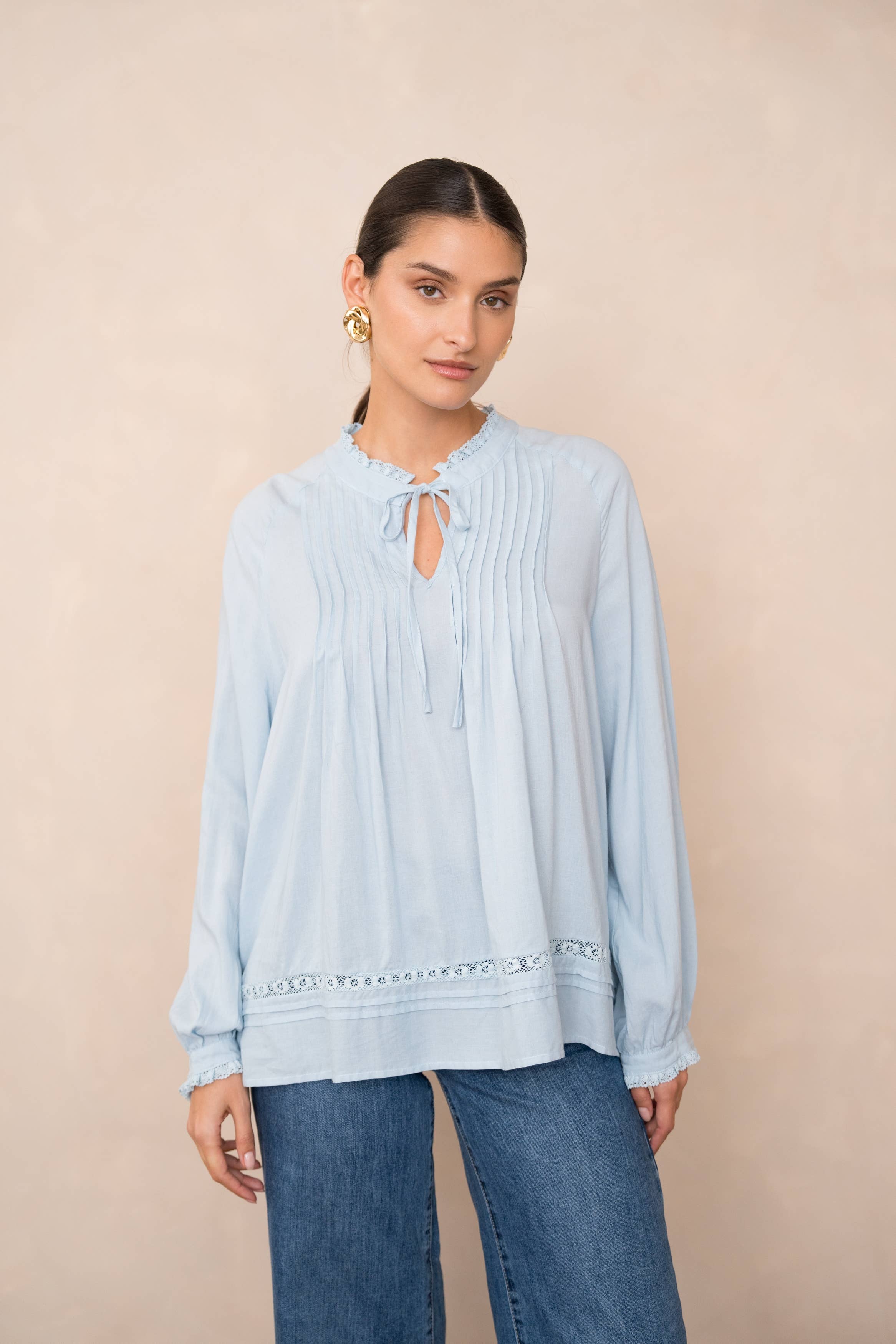 Leinenhaltige Bluse mit Rüschenkragen und Schleife
