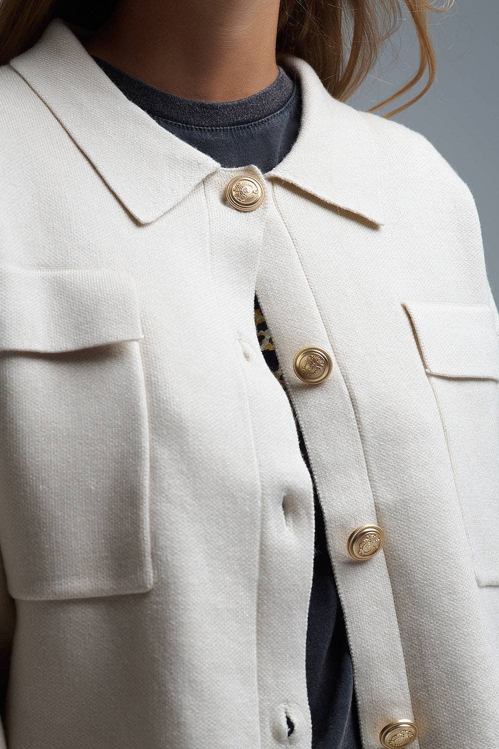 Lässige Strickjacke mit Brusttaschen in Beige