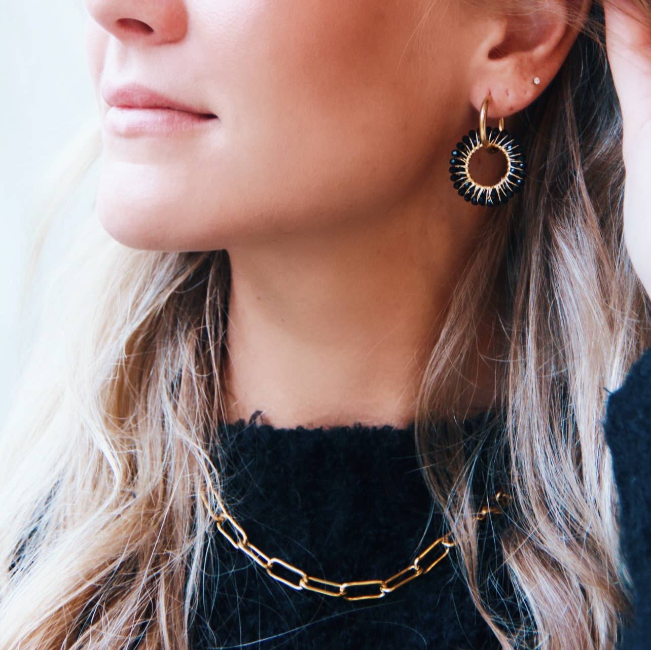 Edelstahl-Ohrring mit rundem Facettenanhänger - schwarz/gold