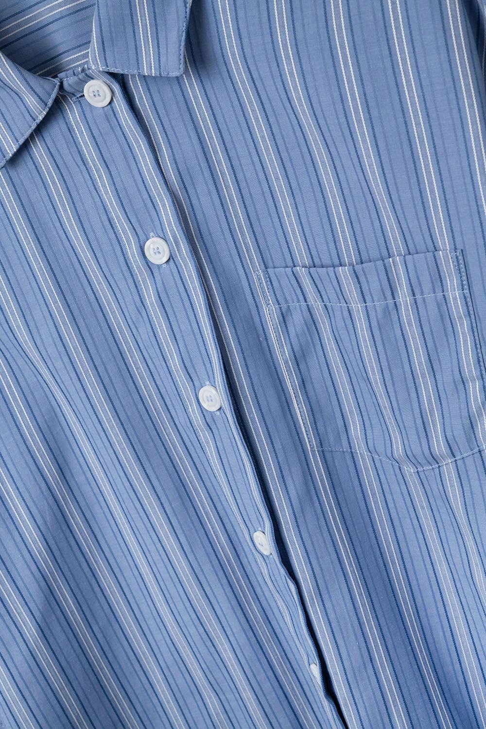 Locker geschnittenes gestreiftes Cropped-Hemd in Blau