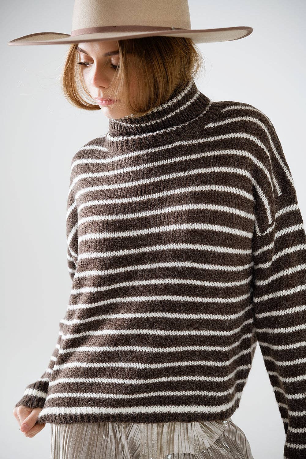 Weicher gestreifter Rollkragenpullover aus Strick in Braun.