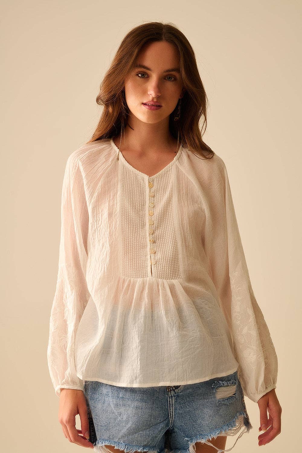 Weiße Chiffonbluse mit Stickerei an den Ärmeln