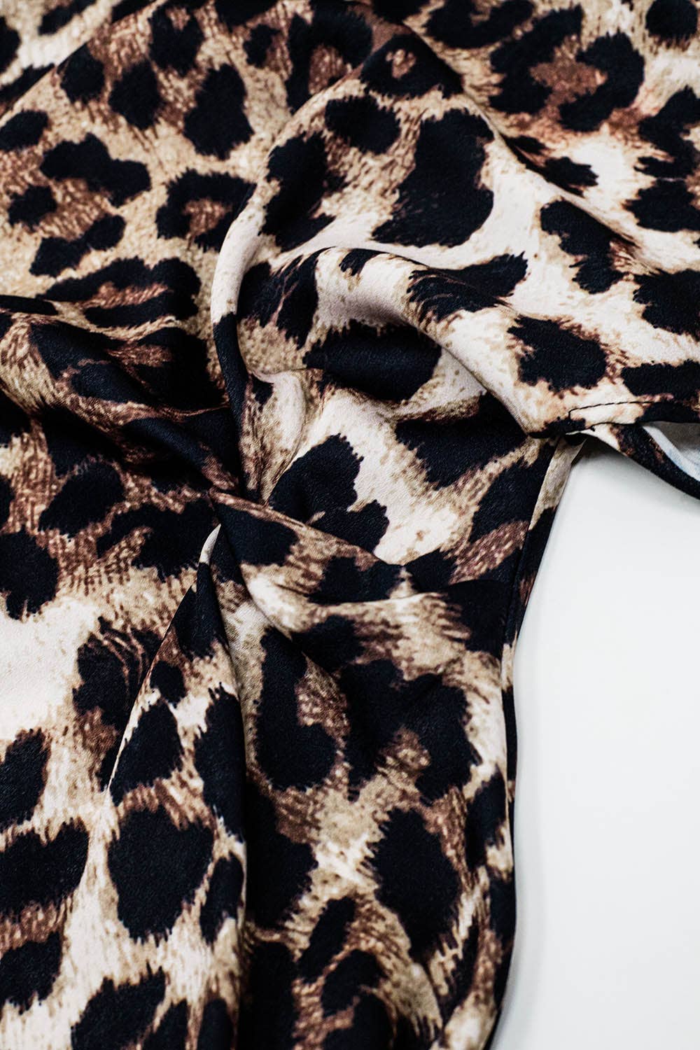 Maxikleid mit Leopardenmuster und Knotendetail an der Taille