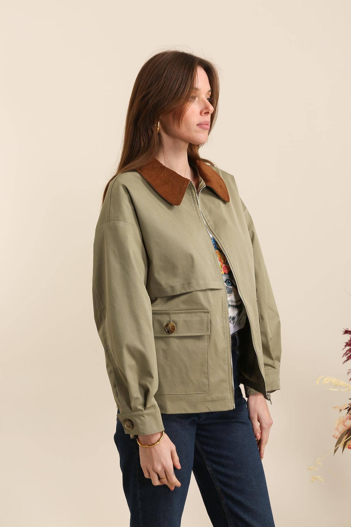 Kurze Jacke mit kontrastierendem Kragen