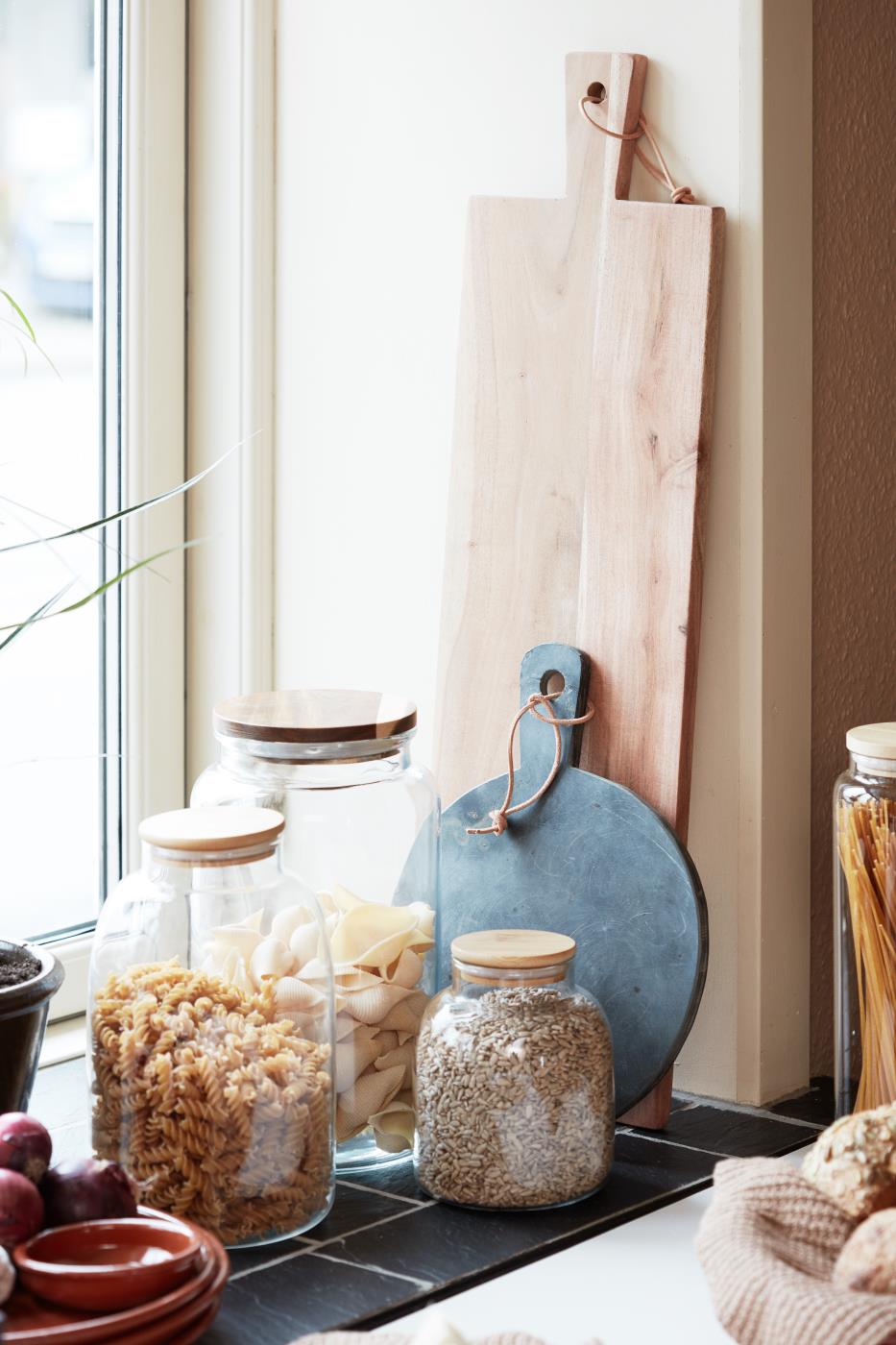 Tapas Brett länglich m/schrägem Griff m/Lederschnur Akazienholz