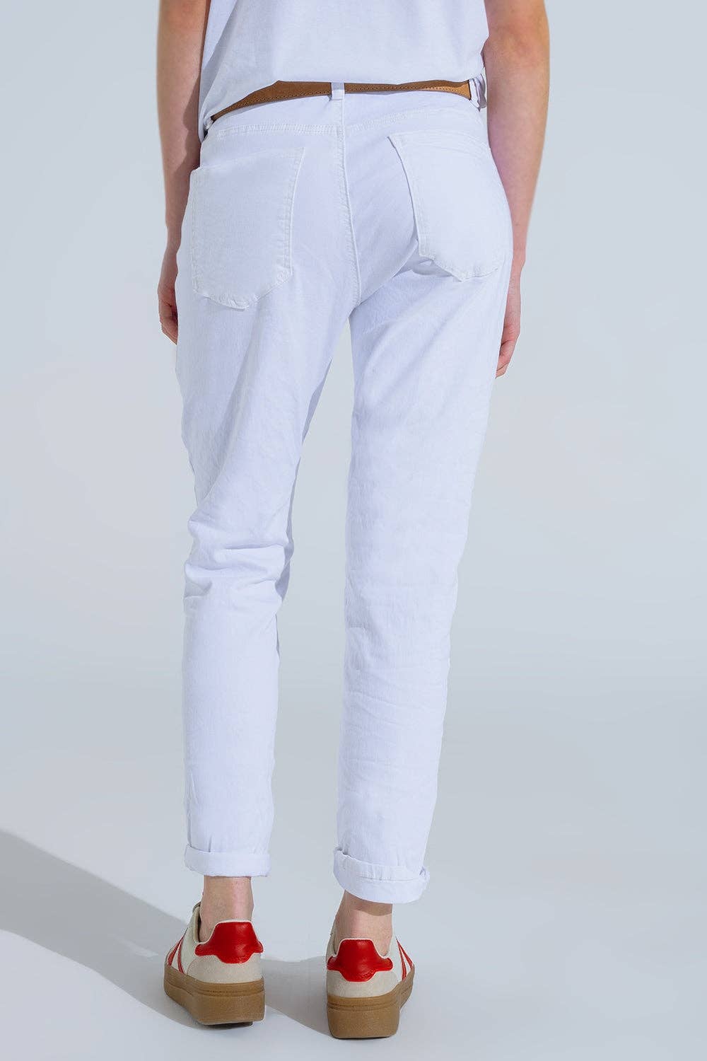Weiße zerknitterte Röhrenjeans