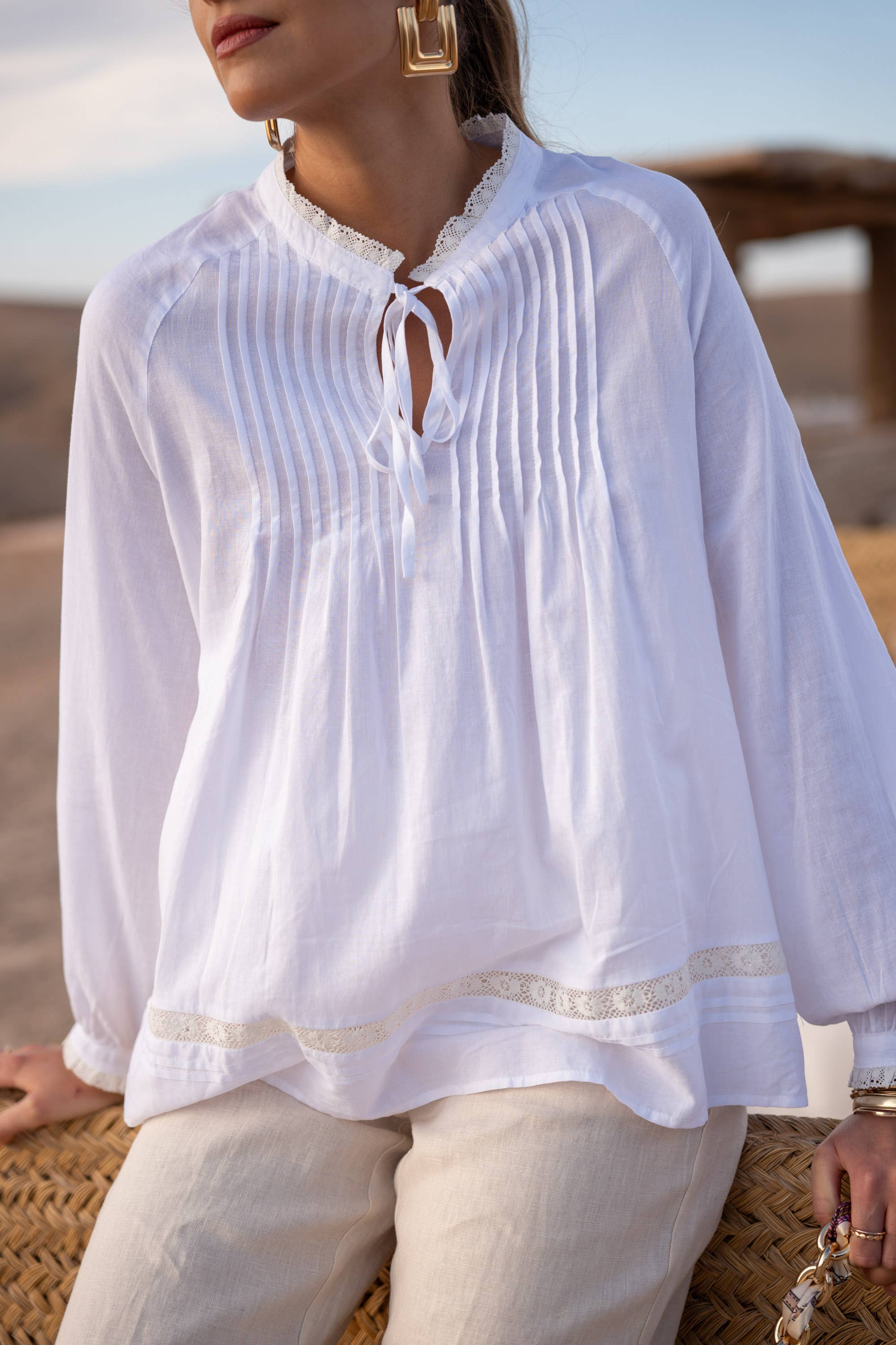 Leinenhaltige Bluse mit Rüschenkragen und Schleife