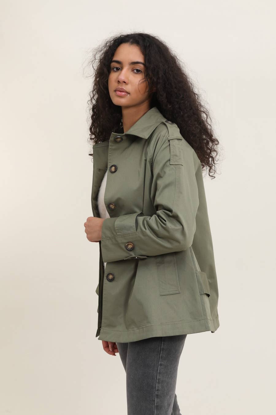 Kurzer Trenchcoat mit verdeckten Knöpfen