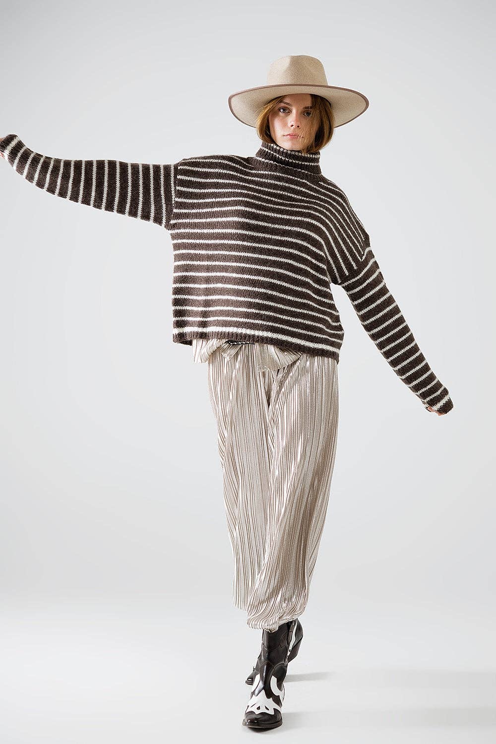 Weicher gestreifter Rollkragenpullover aus Strick in Braun.