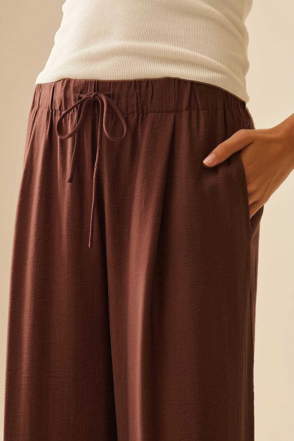 Braune Hose mit weitem Bein aus leichtem Viskosestoff
