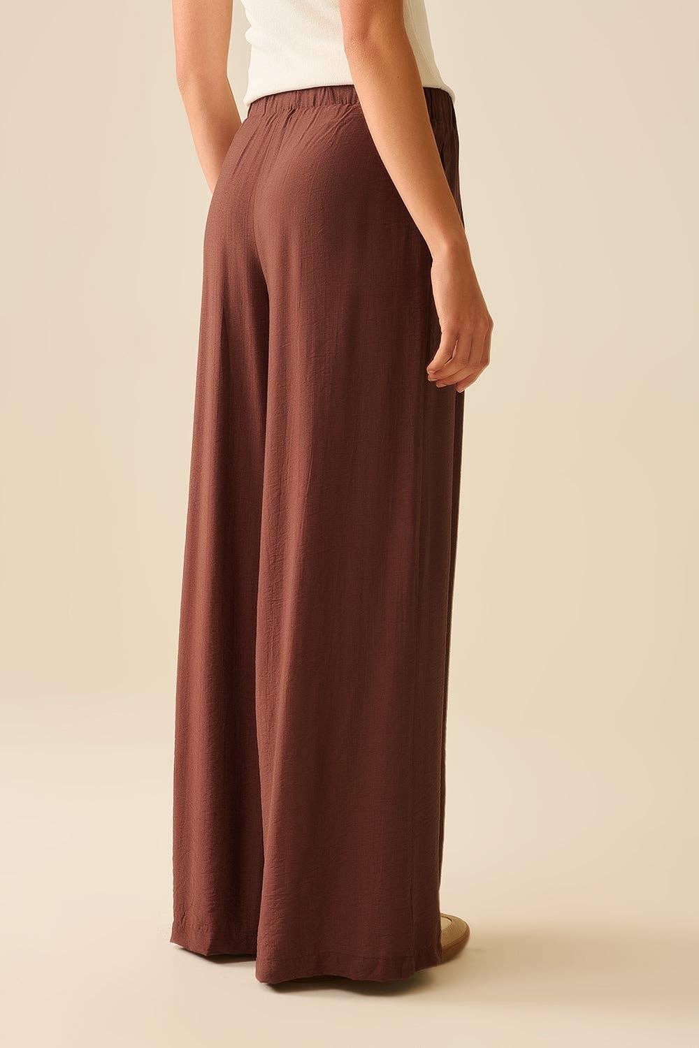 Braune Hose mit weitem Bein aus leichtem Viskosestoff