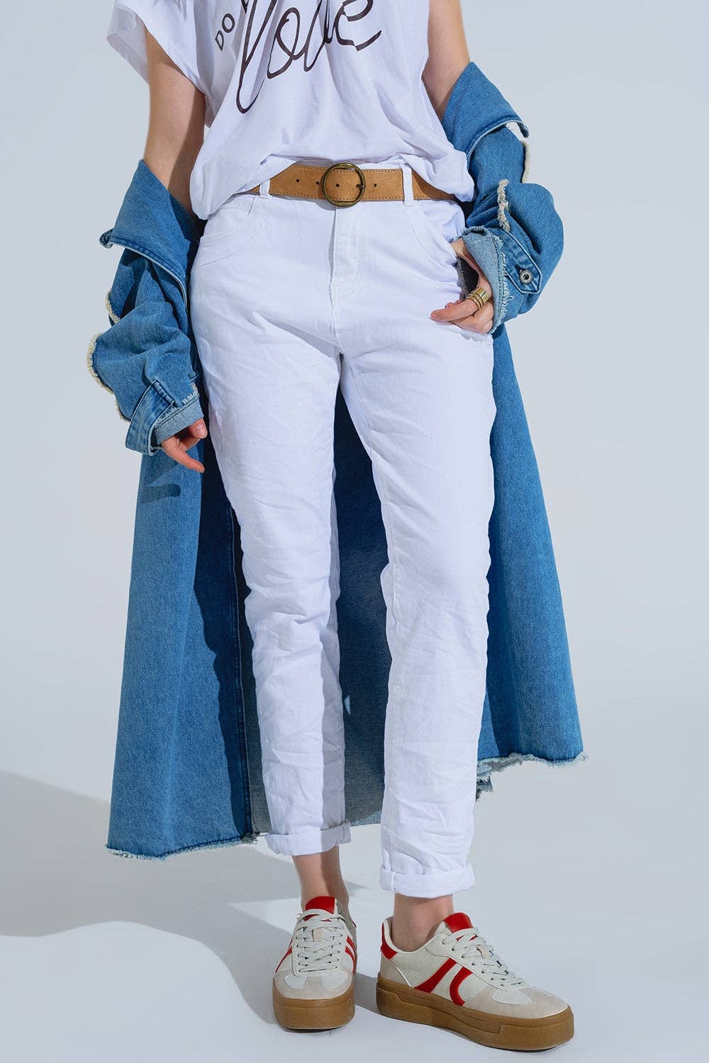 Weiße zerknitterte Röhrenjeans