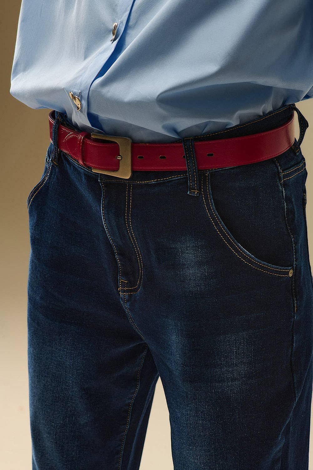 Dunkel gewaschene Jeans mit Kontrastnähten und umgeschlagenen Säumen