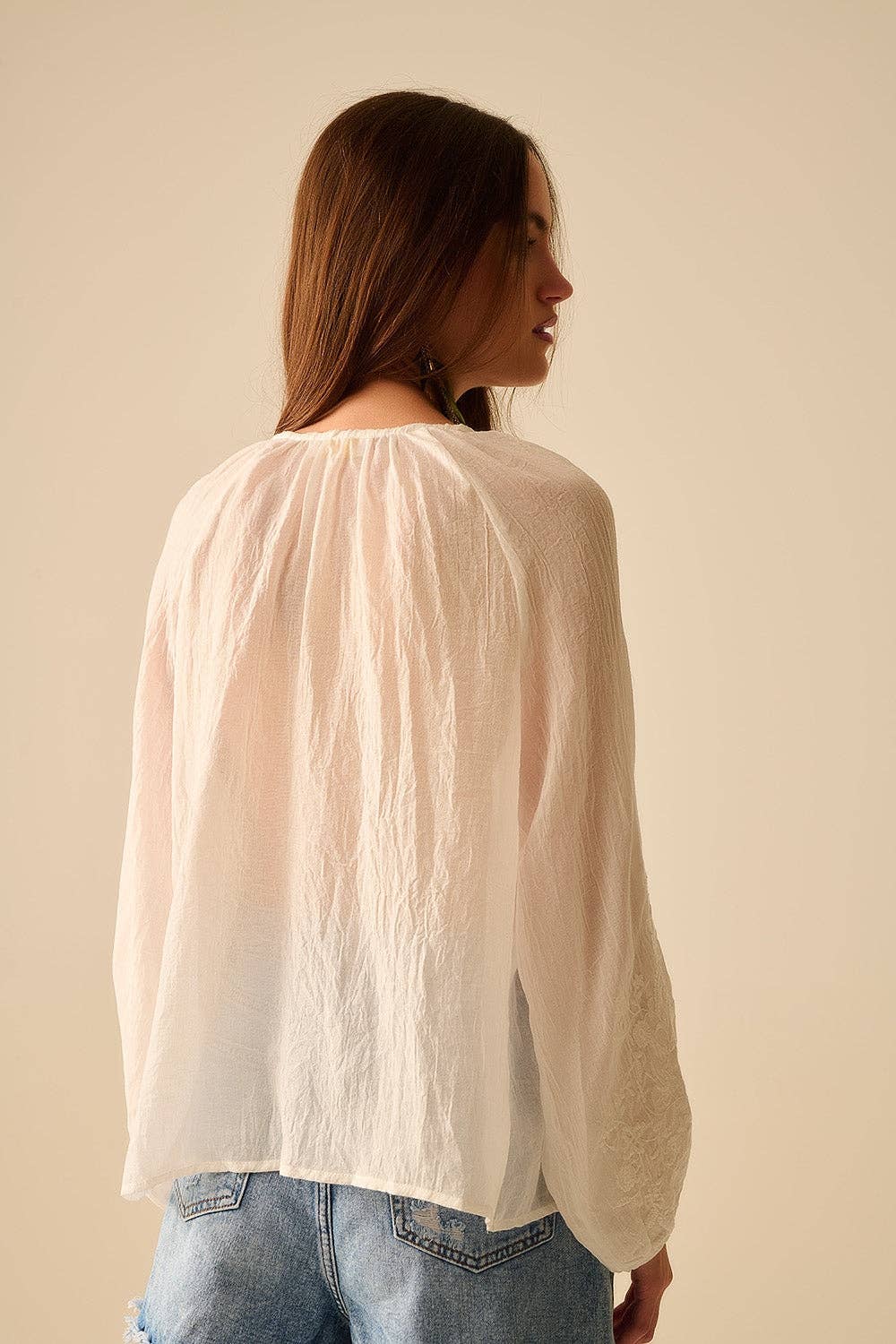 Weiße Chiffonbluse mit Stickerei an den Ärmeln
