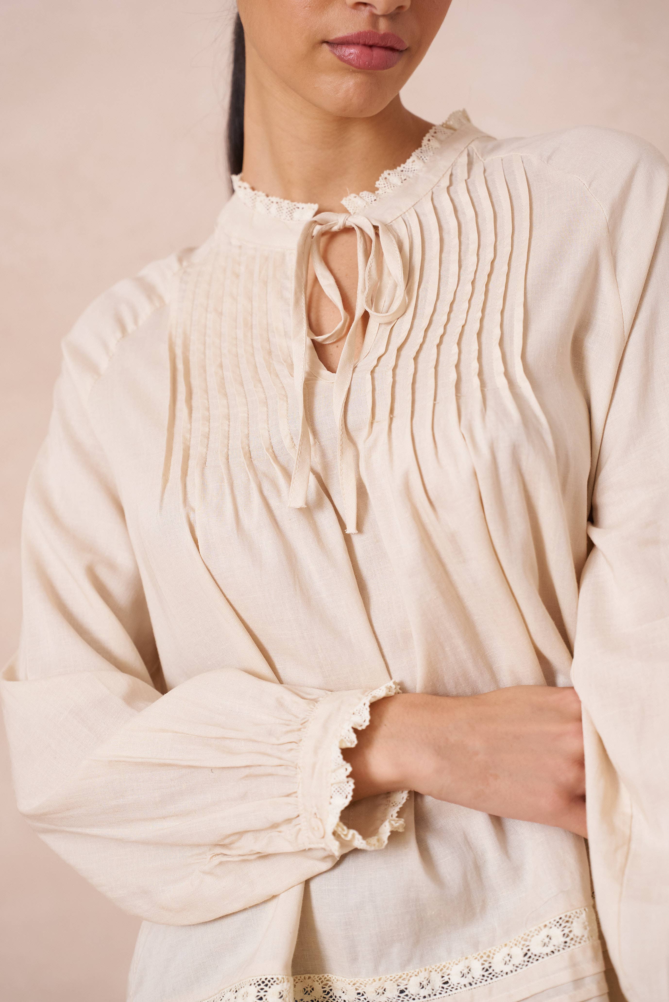 Leinenhaltige Bluse mit Rüschenkragen und Schleife