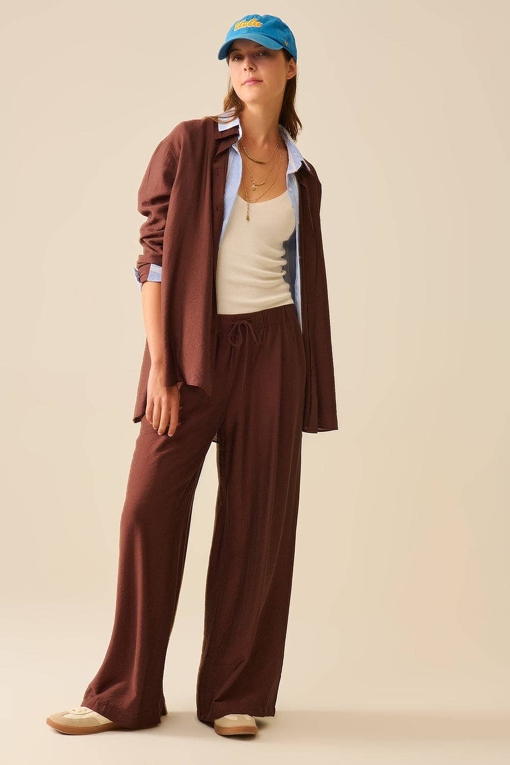 Braune Hose mit weitem Bein aus leichtem Viskosestoff