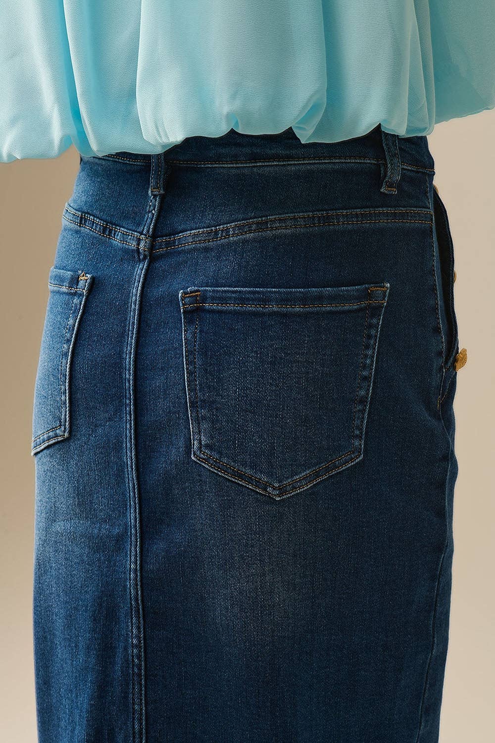 Stretch-Denim-Midirock mit goldenen Knopfdetails