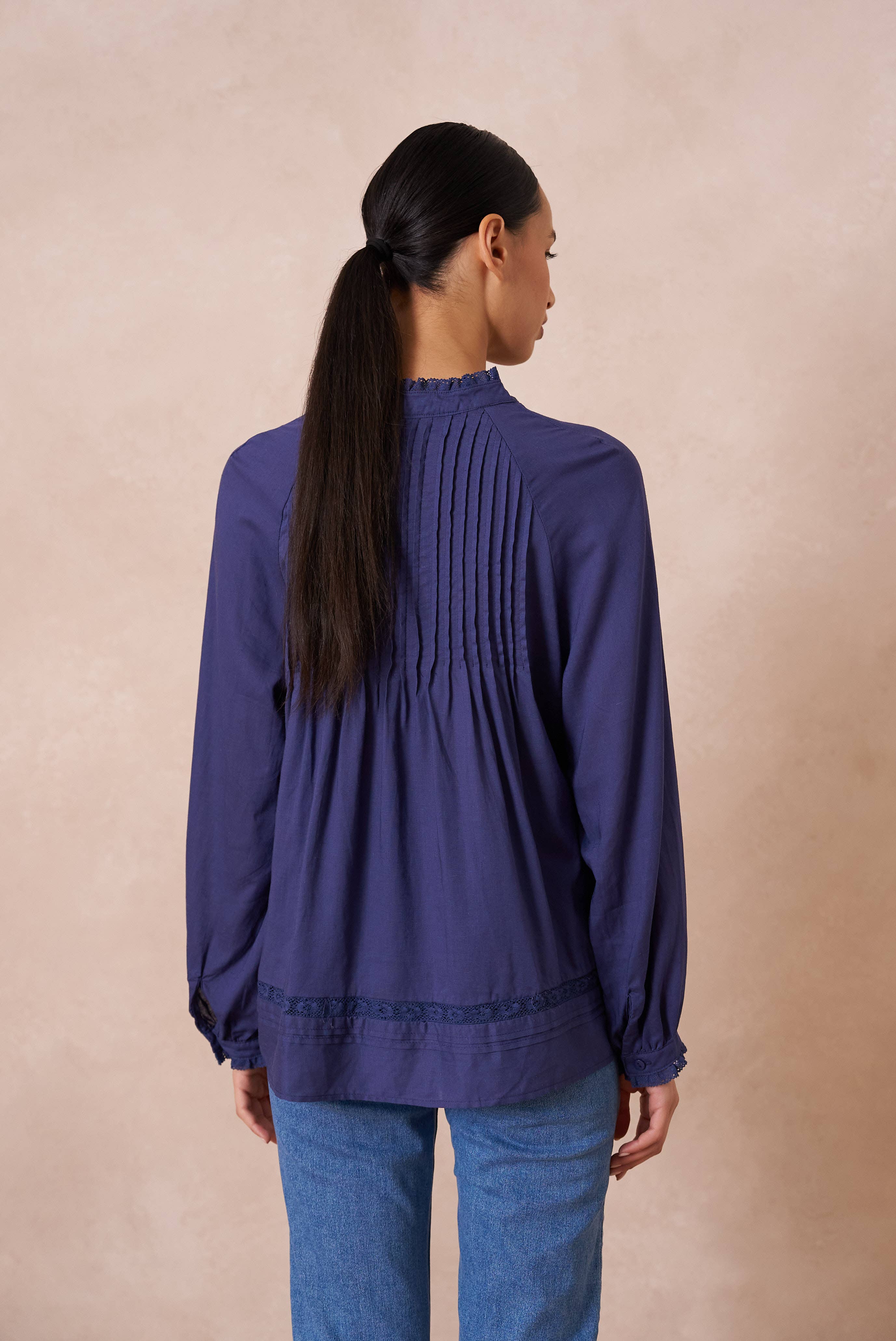 Leinenhaltige Bluse mit Rüschenkragen und Schleife