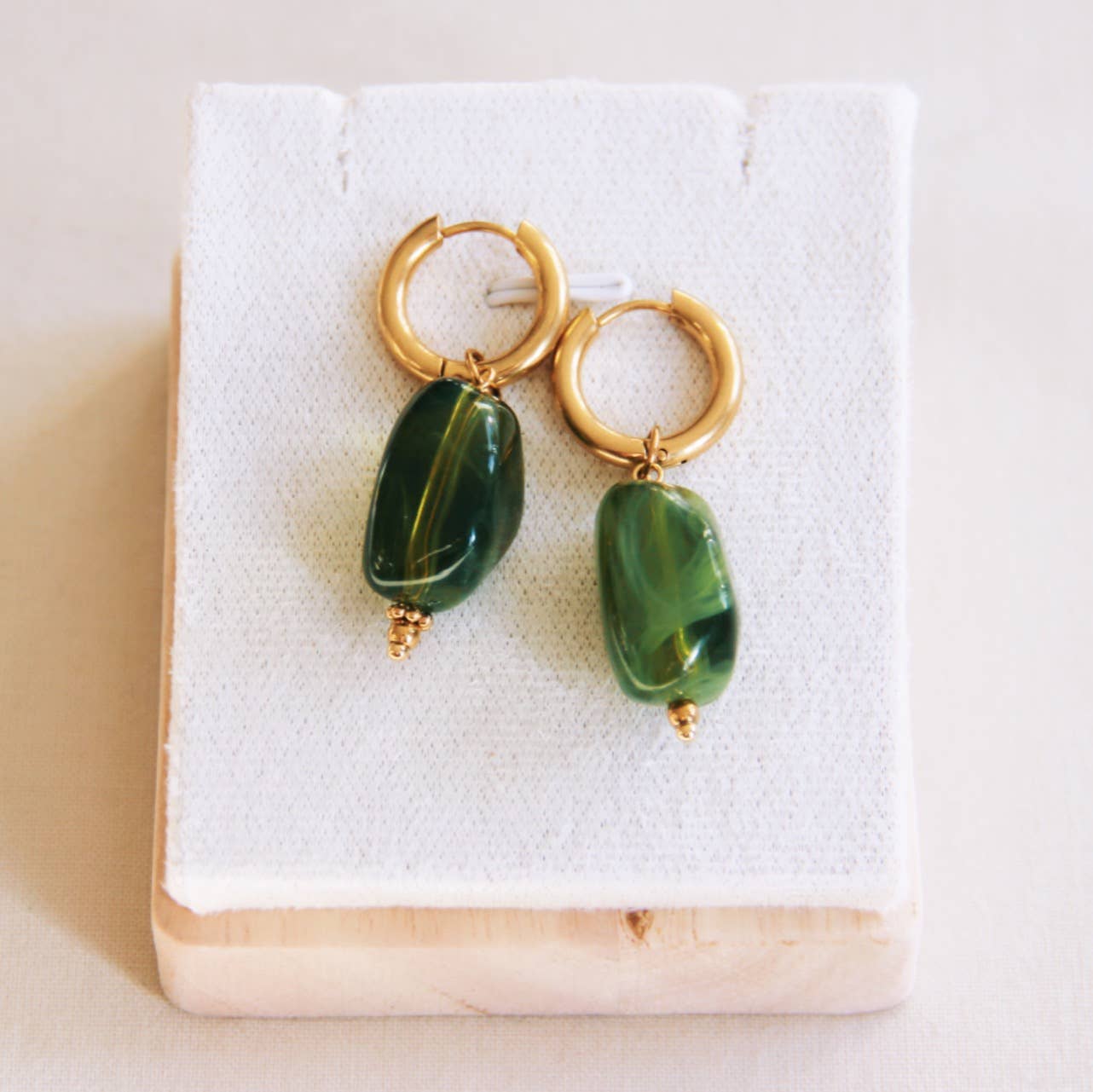 ohrring mit grünen Steinen