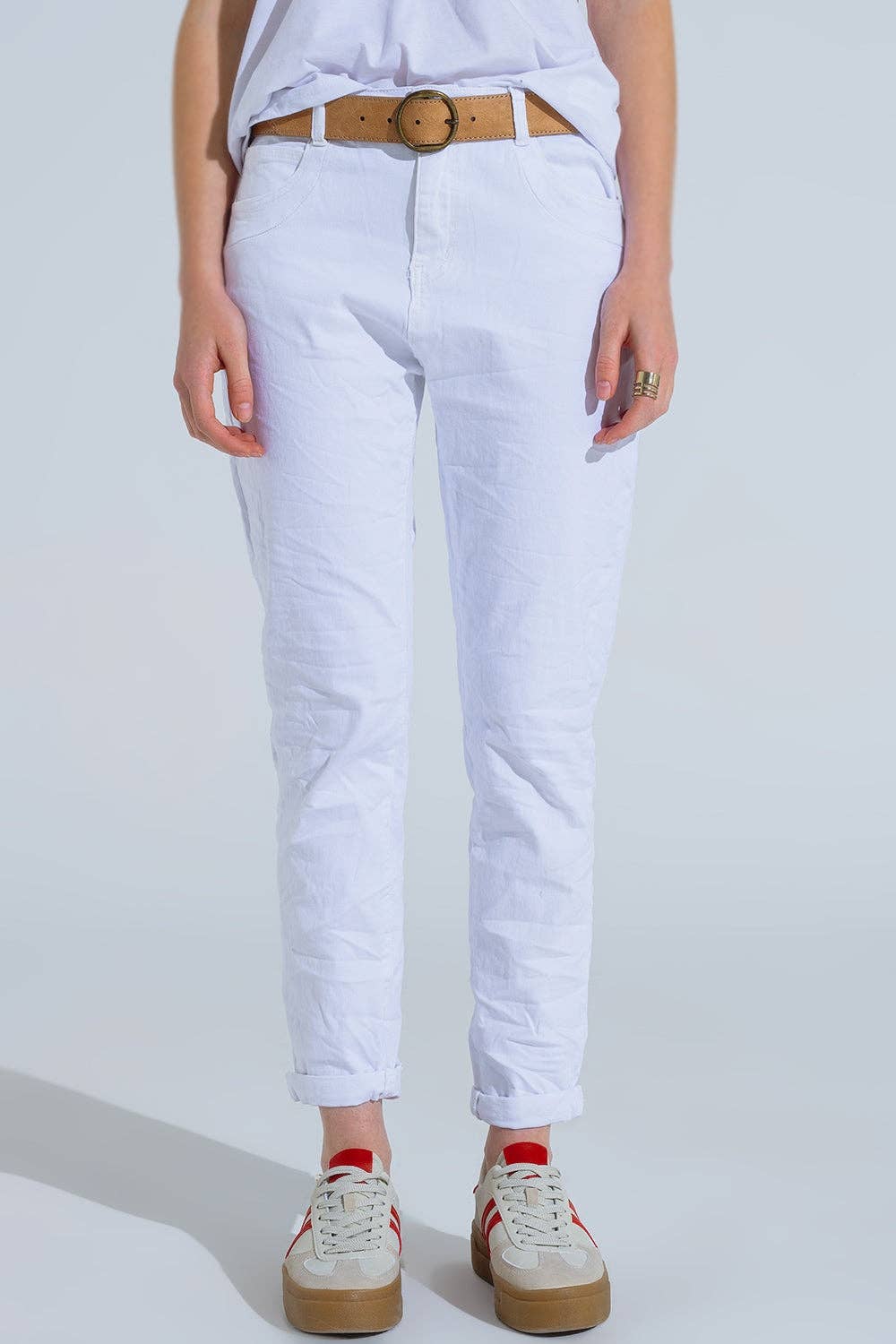 Weiße zerknitterte Röhrenjeans
