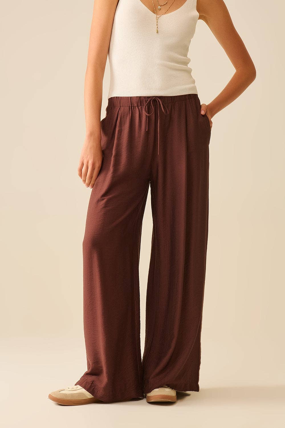 Braune Hose mit weitem Bein aus leichtem Viskosestoff
