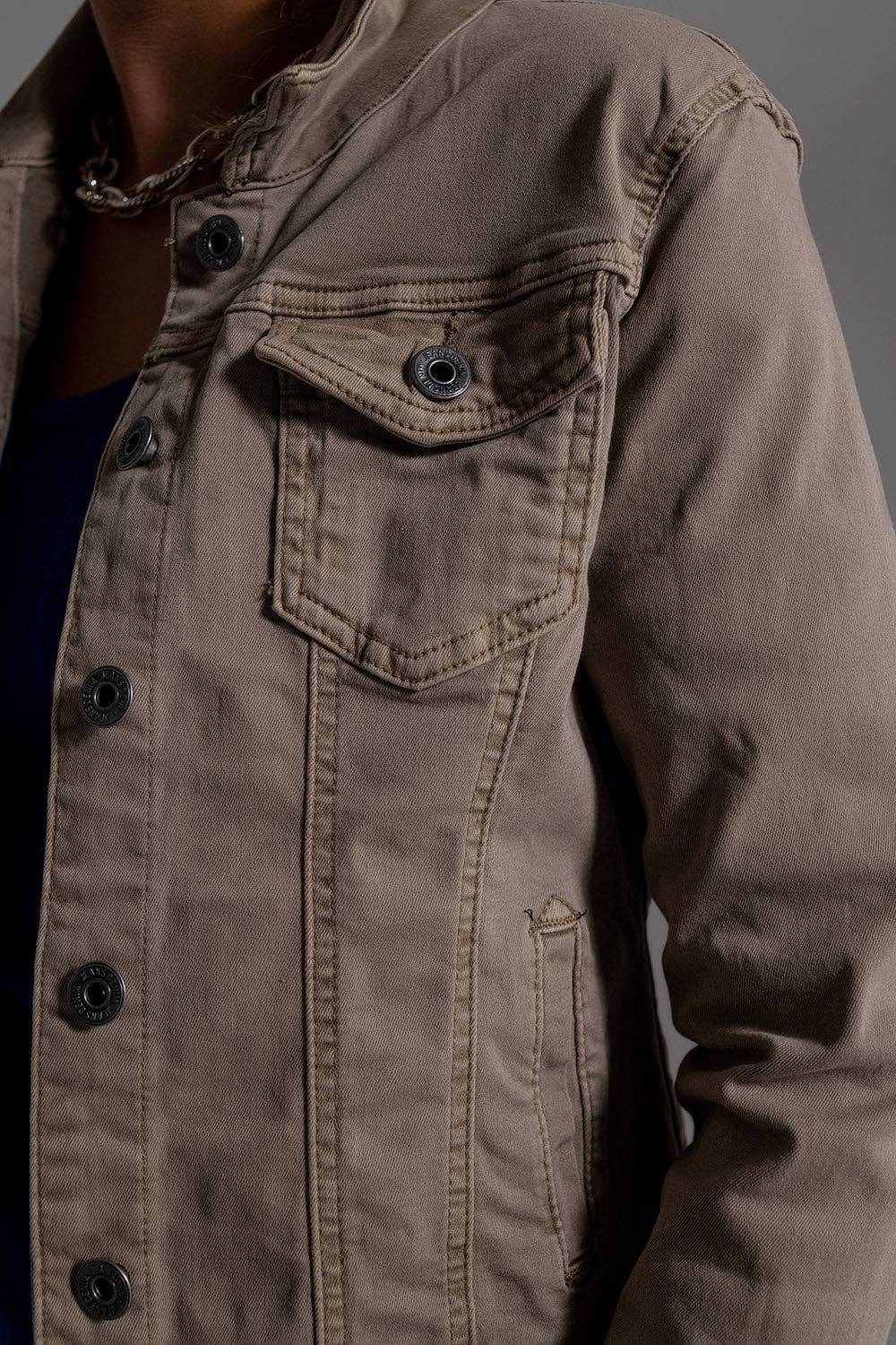 Basic-Jeansjacke mit Taschen in Beige
