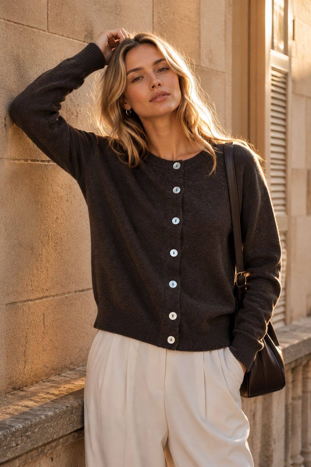 Rundhals-Cardigan aus 100 % Wolle – Hergestellt in Italien: Choco / Eine Größe