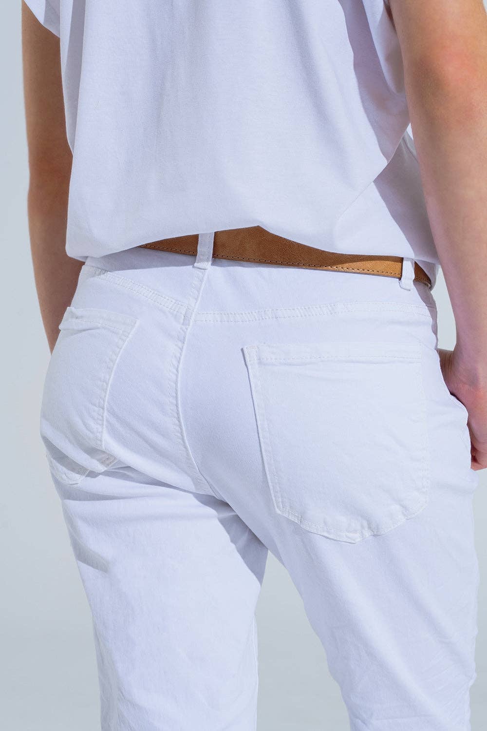 Weiße zerknitterte Röhrenjeans