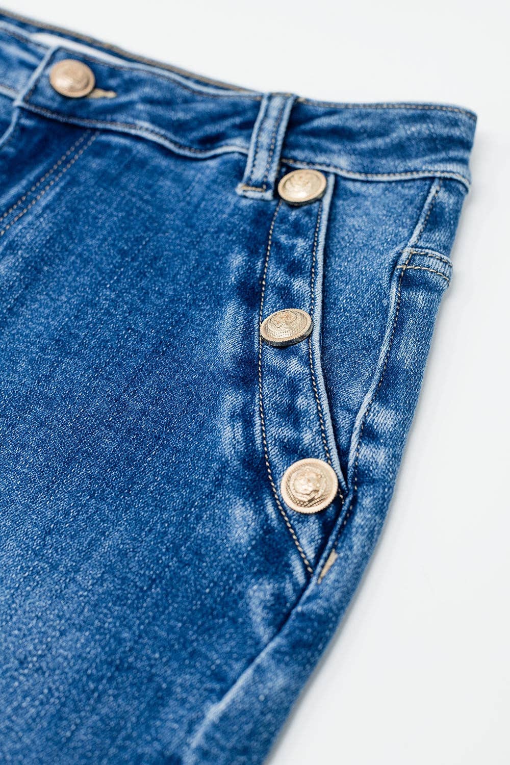 Stretch-Denim-Midirock mit goldenen Knopfdetails