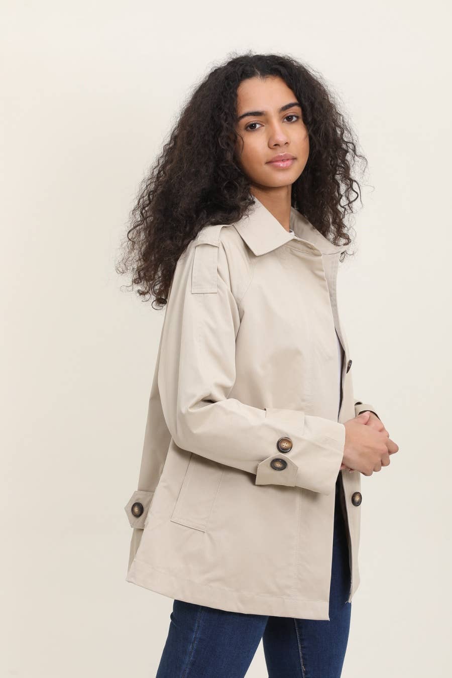 Kurzer Trenchcoat mit verdeckten Knöpfen