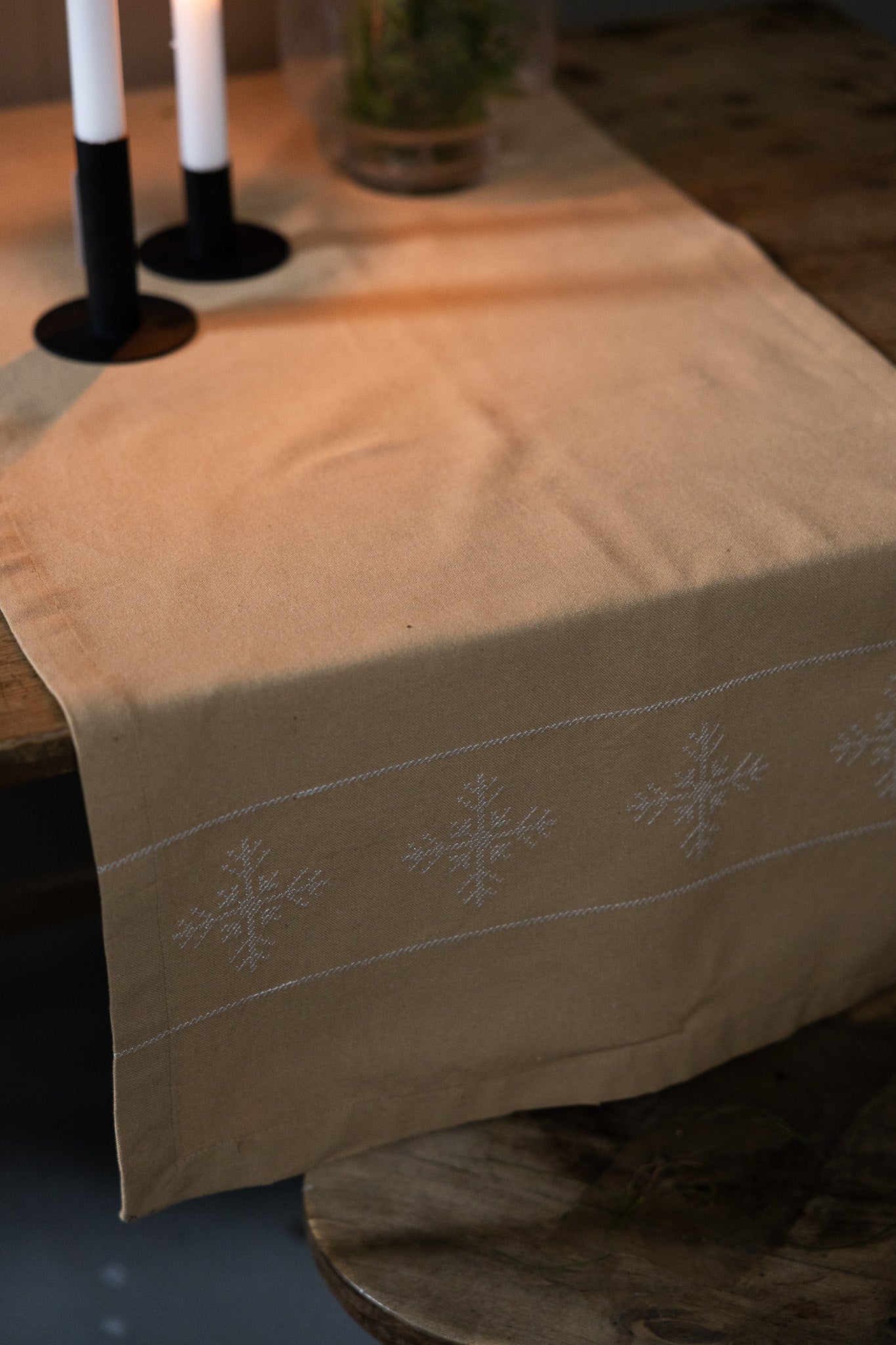 Flinga Beigefarbener Tischläufer Storefactory